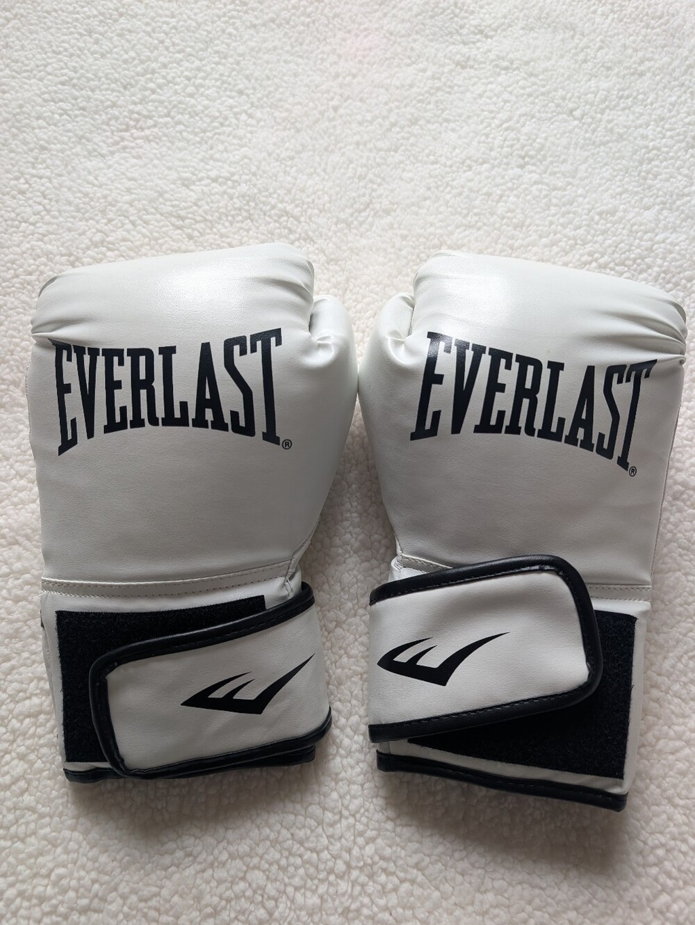 EUC Everlast Women's Boxing Gloves - Picture 2 of 3